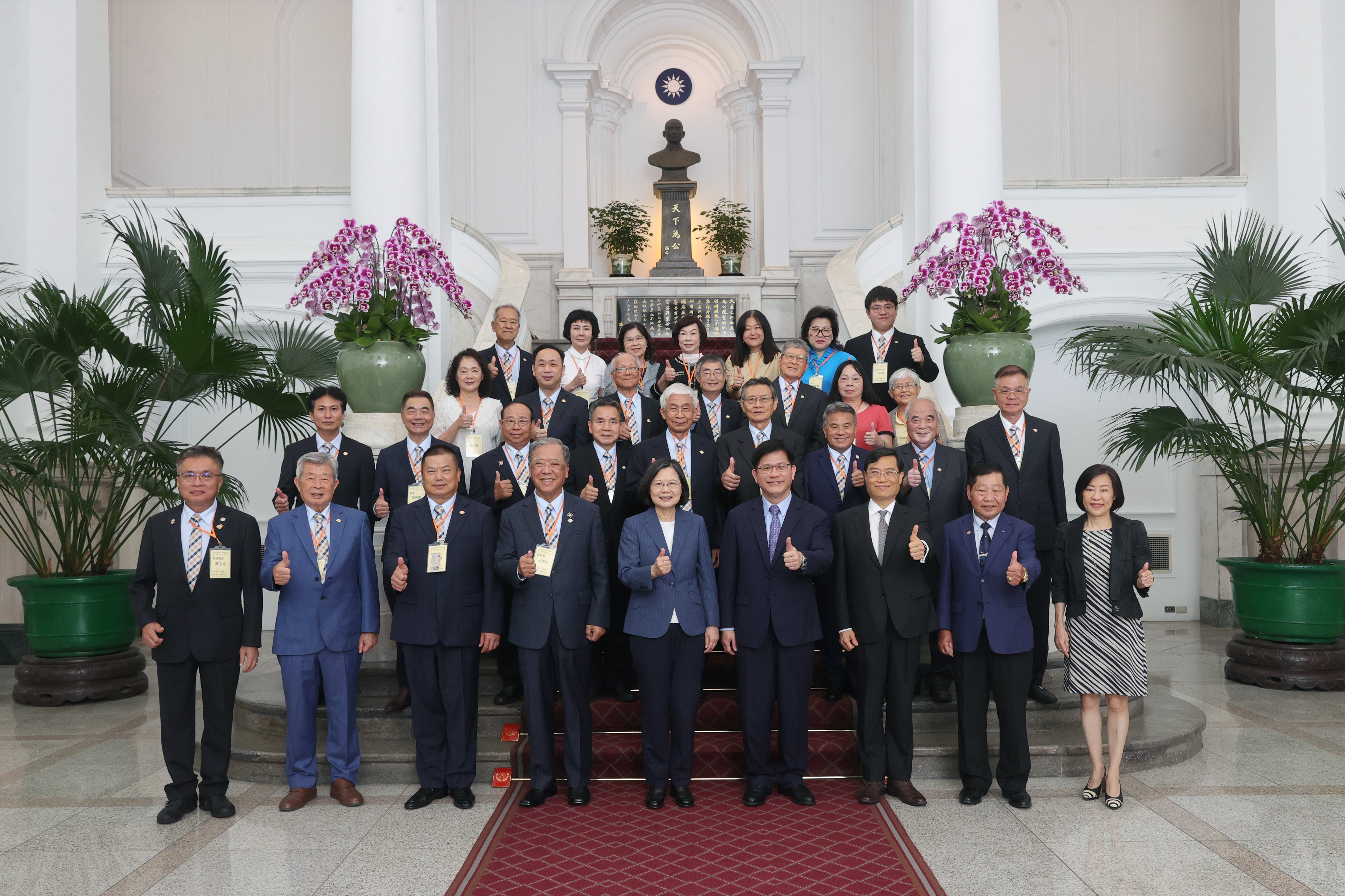 1130506 王清水理事長率領本會理監事顧問及夫人於總統府晉見蔡英文總統