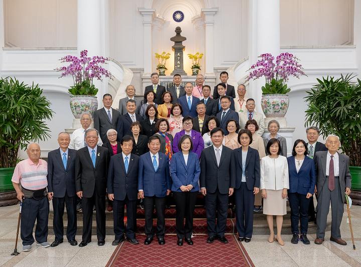 1120413王理事長參加新北市進出口商業同業公會總統府參訪