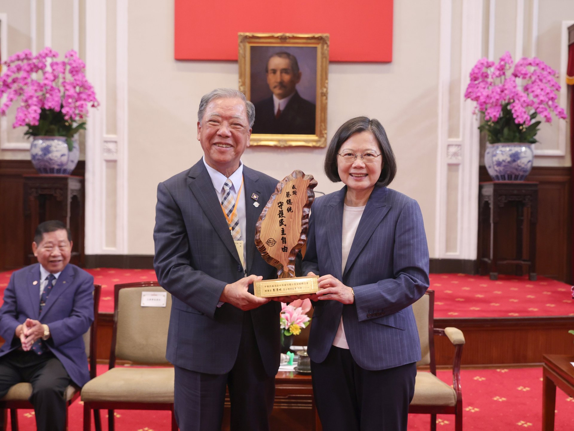 1130506 王清水理事長率領本會理監事顧問及夫人於總統府晉見蔡英文總統