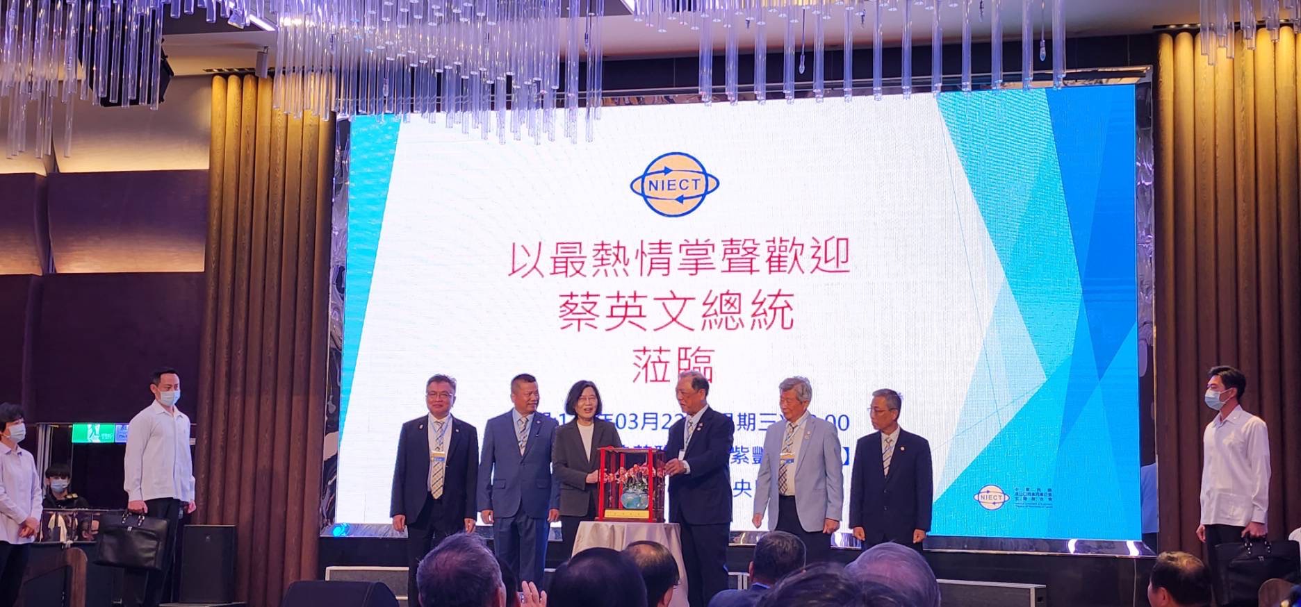 1120322本會第二屆第二次會員代表大會於新莊典華召開，蔡總統蒞臨致詞，並致贈紀念品。