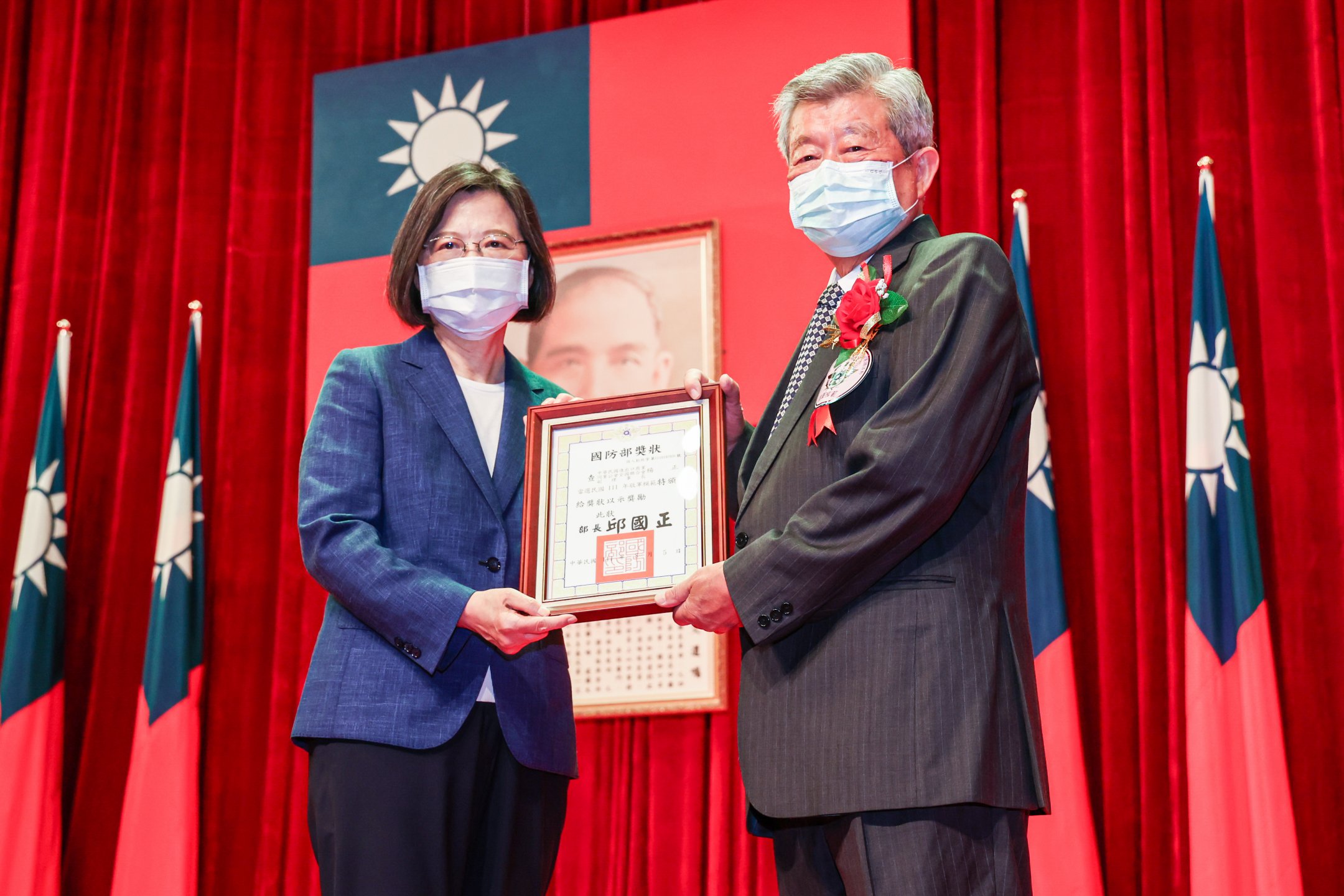 1110901本會楊正副理事長接受敬軍模範表揚